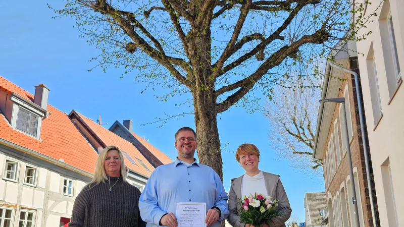 Christine Hanse hat den beiden neuen Baumpaten Martin und Geraldine Schwörer (von links) die Urkunde zu ihrer Baumpatenschaft überreicht. - © Alte Hansestadt Lemgo