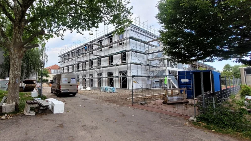 Die modulen Klassenr&auml;ume am EKG wachsen rasant in die H&ouml;he. Nach den Sommerferien sollen sie bezugsfertig sein. - &copy; Katrin Kantelberg