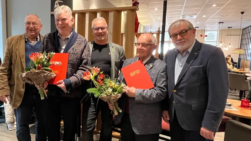 Genossen: Kurt Kalkreuter (von links), Wilhelm Müller, Andreas Fritz, Hermann Venghaus, Rolf Kamphausen - © Stadt Lemgo