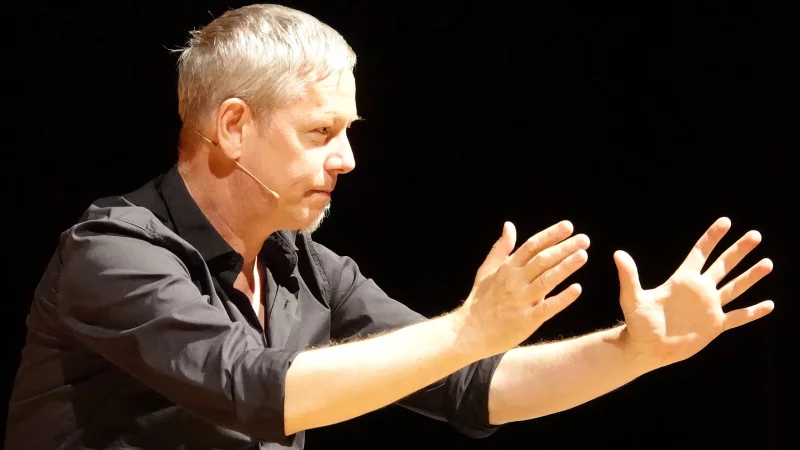 Jess Jochimsen, Kabarettist aus Freiburg, zieht f&uuml;r eine Nacht in das Zimmer 314 in der Parkstra&szlig;e 53, besser bekannt als "Maritim"-Hotel. - &copy; Axel B&uuml;rger