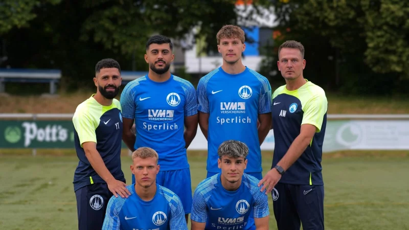Die Neuzugänge beim TBV Lemgo: (hinten von links) Co-Trainer Yusuf Tumani, Asad Özmen, Tjark Höftmann, Cheftrainer Andreas Wiens sowie (vorne von links) Felix Lang und Derda Sahin. - © Peter Fast