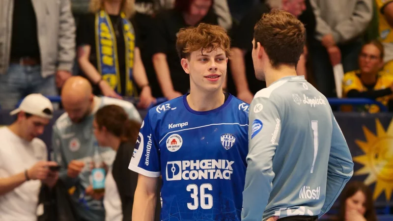 Thore Rahmlow erhielt viel Zuspruch - auch vom überragenden Torhüter Constantin Möstl. - © Jörg Hagemann