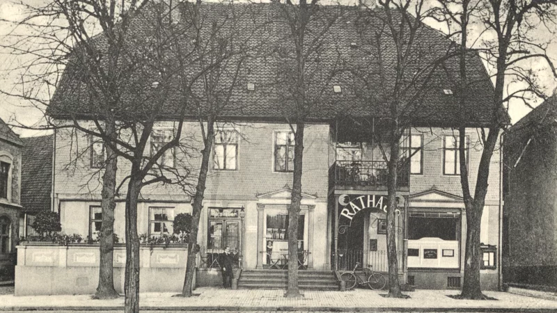 Das Rathaus der Dorfschaft und sp&auml;teren Stadt Sch&ouml;tmar um 1914. - &copy; Sammlung Stefan Wiesekopsieker