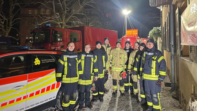 Lippische Feuerwehrleute und Elektrofachkr&auml;fte, die in Berlin mehrere Hundert Haushalte mit Strom versorgten, erlebten einen eiskalten Einsatz: (von links) Maurice Detering, Jan Gr&uuml;ttemeier, Florian Schlue, Benjamin G&uuml;nther, Pascal L&ouml;dige, Florian Gro&szlig;e, Jan Philipp Schmitz und J&uuml;rgen Peiler. - &copy; J&uuml;rgen Peiler