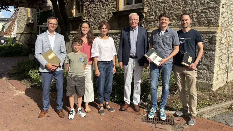 Lehrer Johannes Stüer (rechts) hat die Gruppe zusammengeholt: (von links) Dr. Claus Hilbing (kommissarischer Schulleiter), Anton Karrasch (Ururenkel von Heinrich Drake und Schüler), Nora Karrasch (Urenkelin von Heinrich Drake und ehemalige Schülerin), Frauke Wormuth (ehemalige Schülerin und heutige Lehrerin), Werner Klapproth (ehemaliger Schulleiter), Bastian von den Eichen (ehemaliger Schüler und heutiger Lehrer). - © Jan Schillmann