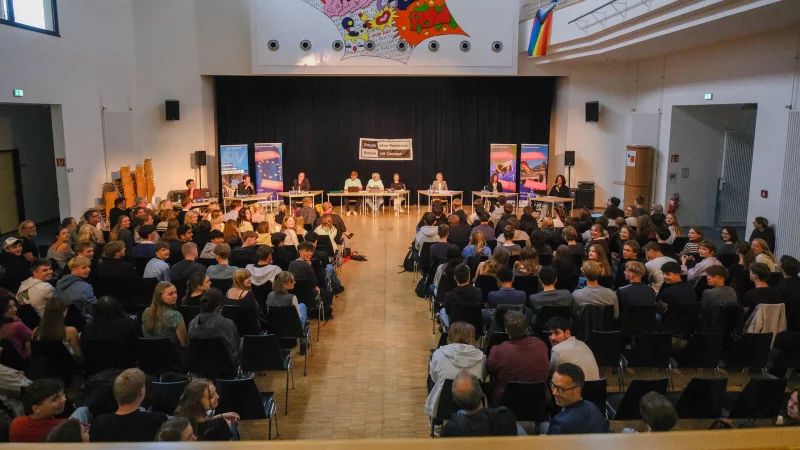 Am Gymnasium in Bethel fand eine der Podiumsdiskussionen vor der Kommunalwahl 2025 in Bielefeld statt. Auch Florian Sander, OB-Kandidat der AfD, war dabei. - © Andreas Zobe