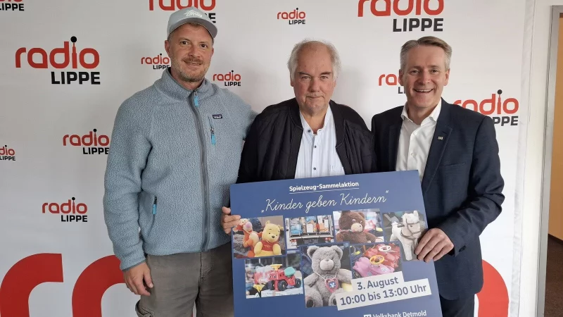 Wollen helfen: Frank Schr&ouml;der, Radio Lippe (von links), J&uuml;rgen Wattenberg, Verein Kinder in Not Lippe, und Frank Sievert, Vorstandsmitglied der VerbundVolksbank OWL, freuen sich auf viele Spenden. - &copy; Volksbank