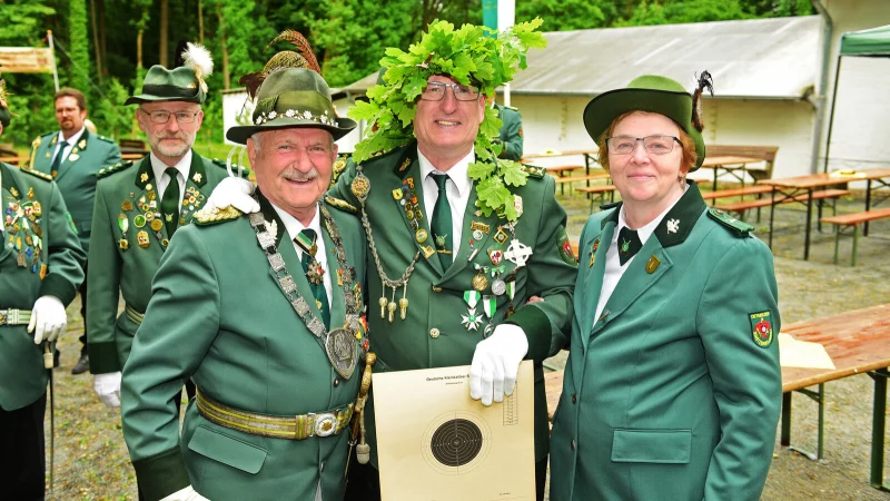 Oberst und amtierender Kaiser Heinz Holey (links) mit dem neuen Schützenkönig Hans-Jürgen Ahlgrimm und dessen Königin Jutta Raeth - © Nicole Ellerbrake