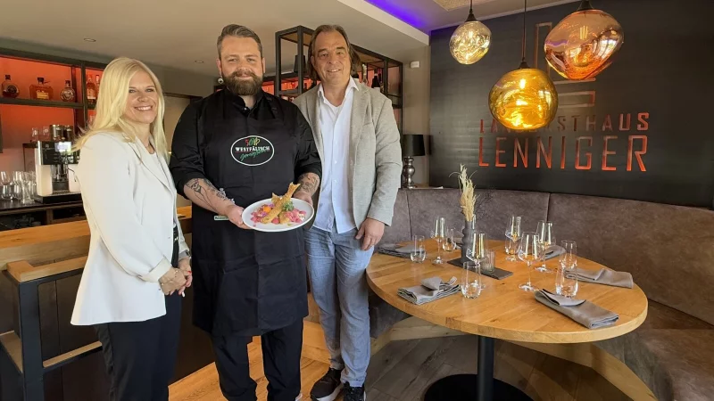 Stefanie Grote (v . l.), Johannes Wegmann und Christian Grote schätzen die westfälische Küche im Landgasthaus Lenniger. - © Carolin Nieder-Entgelmeier