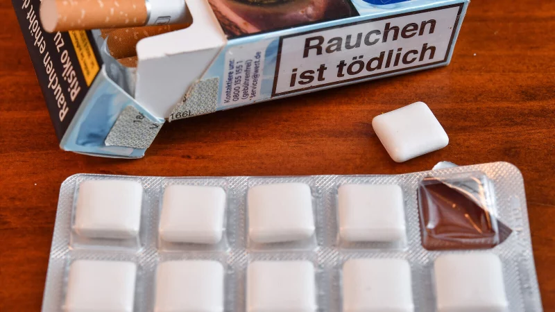 Nikotinkaugummi statt Zigarette. Manchen Rauchern können Mittel dieser Art den Rauchstopp erleichtern. - © picture alliance