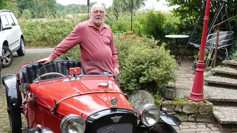 Oldtimer-Liebhaber Werner Gerke mit seinem Austin Seven. - &copy; Axel B&uuml;rger