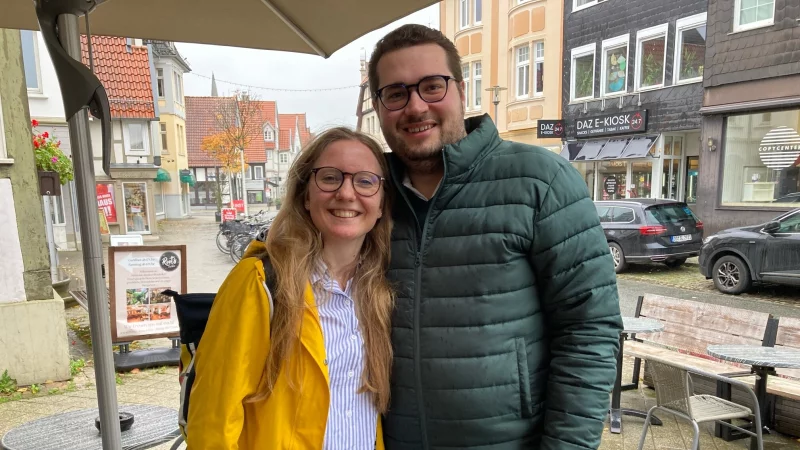 Cornelia Wolf ist froh, dass ihr Verlobter Valentin Lobe an ihrer Seite ist und ihr in schweren Momenten beisteht. - &copy; Cordula Gr&ouml;ne