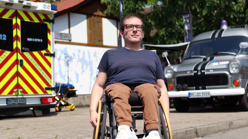 Niclas Sandvo&szlig; (25) ist auf seinen Rollstuhl angewiesen. Sein gr&ouml;&szlig;ter Wunsch ist es, einen Job auf dem ersten Arbeitsmarkt zu finden. - &copy; MT-Foto: Alex Lehn