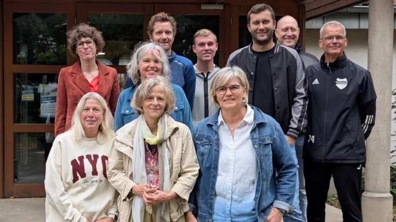 Kooperieren: Joanna Stöcker (Stadt Detmold), Katja Brinkmann (Fürstin Pauline Stiftung), Max Beuys, Fabian Schlingmann und Christopher Tegethoff (alle KSB), Ulrich Dubbert (Stadt Detmold), Thomas Jussen (SV Eintracht Jerxen-Orbke (hinten, von links) sowie Unten: Karin Linneweber (OGS), Rektorin Christiane Kröger und Christiane Ladleif (OGS, vorne, von links). - © KSB Lippe