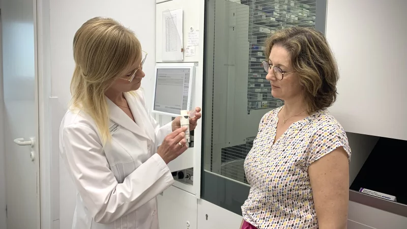 Apothekerin Marleen Windgätter (links) und Mitarbeiterin Lena Teichrib vor dem Lager der Apotheke. - © Bildrechte: Marleen Windgätter