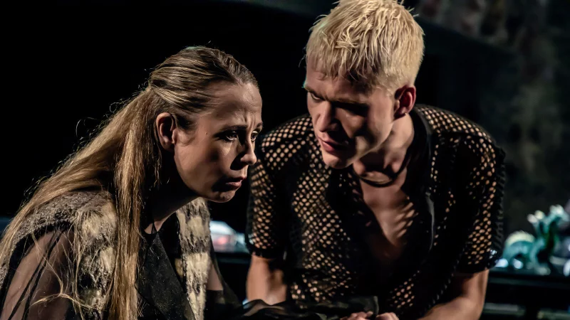 Alexandra Riemann als demente Gro&szlig;mutter Kristina und Antonije Stankovic als Sa&scaron;a. - &copy; Landestheater Detmold/Marc Lontzek