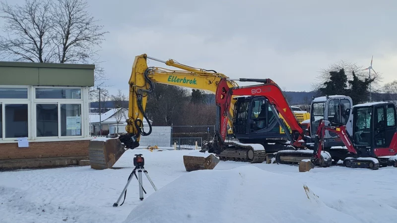 Die Bagger sind bereits anger&uuml;ckt: Derzeit wird die Fl&auml;che f&uuml;r den Bau der vier neuen Klassenr&auml;ume vorbereitet. - &copy; Marianne Schwarzer