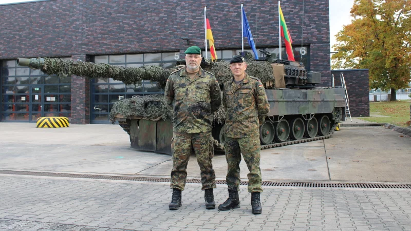 Oberst Stephan Behrenz (links), Kommandeur Panzerlehrbrigade 9 "Niedersachsen“ und Oberstleutnant Oliver Kaufmann. - © Kyrill von Matuschka