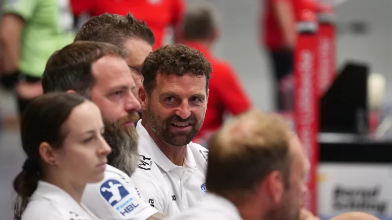 Es kribbelt auf der TBV-Bank bei Physiotherapeutin Alisha Diekmann (von links), Betreuer Jan Batzer, Trainer Florian Kehrmann und Co-Trainer Matthias Struck. - © Jörg Hagemann