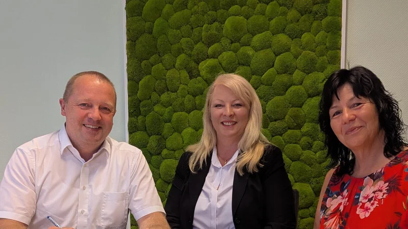 B&uuml;rgermeister Mario Hecker freut sich gemeinsam Margit Monika Hahn vom Kreis Lippe und Fachbereichsleiterin Andrea
Batzer &uuml;ber die Kooperation. - &copy; Gemeinde Kalletal