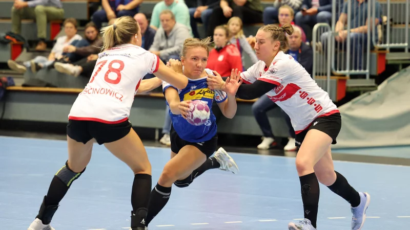 Blombergs Jugendspielerin wirft sich in der vergangenen Saison beim Deb&uuml;t im DHB-Pokalspiel gegen Solingen-Gr&auml;frath mutig in die Duelle. - &copy; Paul Cohen