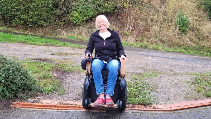 Der neue Rollstuhl bringt Tanja Seifert behutsam über fast jede Hürde. - © Katrin Kantelberg