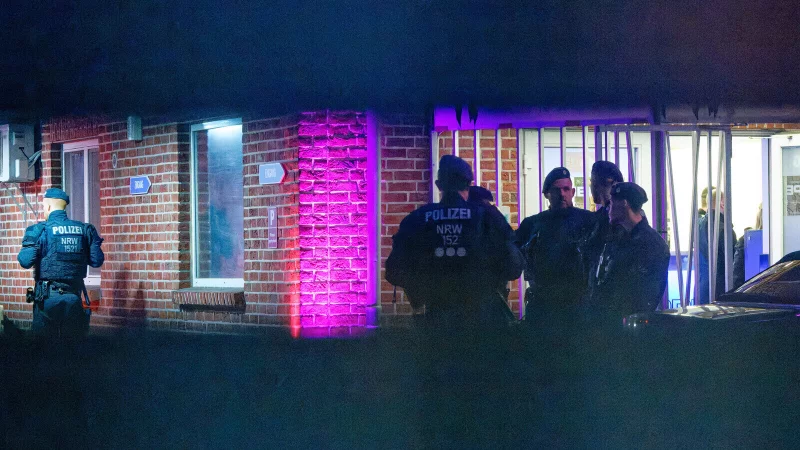 Regelmäßig durchsuchen die Sicherheitsbehörden Wohnhäuser oder Einrichtungen, die Clans zugerechnet werden. - © picture alliance/dpa