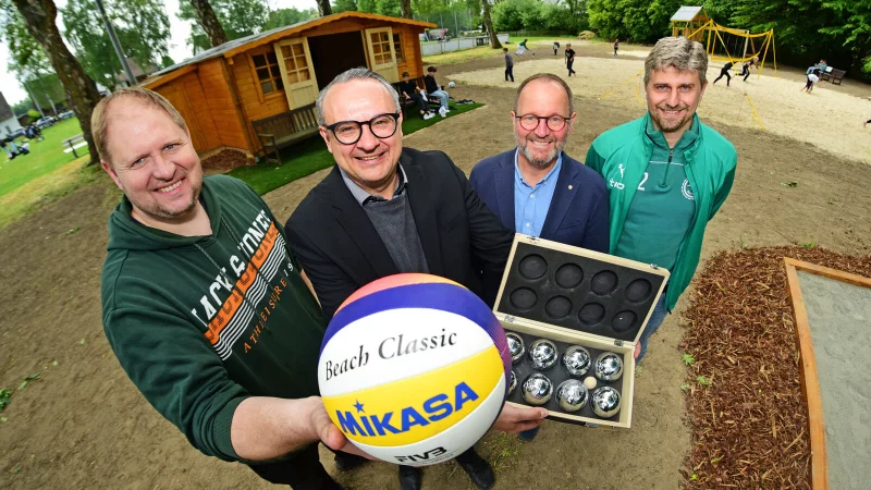 Freuen sich &uuml;ber den neuen Aktivpark neben dem Sportplatz: v.l. Waldemar Voth (Vorsitzender des VfB Matorf), B&uuml;rgermeister Markus Baier, J&ouml;rg D&uuml;ning-Gast (Verbandsvorsteher des Landesverbandes Lippe), Nikolai Derksen (2. Vorsitzender des VfB Matorf) - &copy; Nicole Ellerbrake