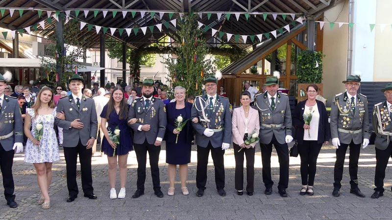 Der Hofstaat der Barntruper Sch&uuml;tzen: Thronoffizier Tim Drewes (von links), Jungsch&uuml;tzenk&ouml;nigin Wiebke Drewes, Jungsch&uuml;tzenk&ouml;nig Ole Heyna, Celina Beverung und Dustin S&ouml;lter (Hofstaat), K&ouml;nigin Patricia und K&ouml;nig Sascha Sch&ouml;nhoff, Heike Drewes und Christian Drewes (Hofstaat), Annika Beverung und Thomas Gladtfeld (Hofstaat) sowie Thronoffizier Stephan Freischl&auml;ger. - &copy; Rudi Rudolph