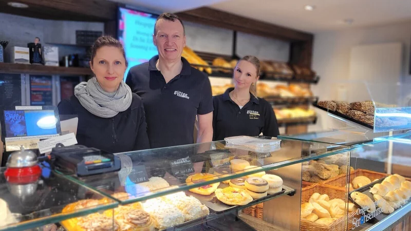 Ein eingespieltes Team: Ann-Kathrin Lüttmann (von links), Oliver Güttge und Tochter Klara Lüttmann, die gerne beim Verkauf aushilft. - © Katrin Kantelberg