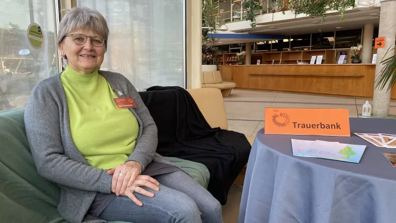 Doris Eversmeier hat f&uuml;r Besucher der Trauerbank in der Tourist-Information im Kurgastzentrum ein offenes Ohr. - &copy; Nico D&uuml;llmann