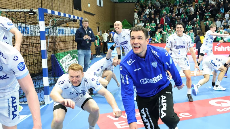 TBV-Keeper Constantin M&ouml;stl und seine Teamkollegen feiern in Dresden. - &copy; Paul Cohen