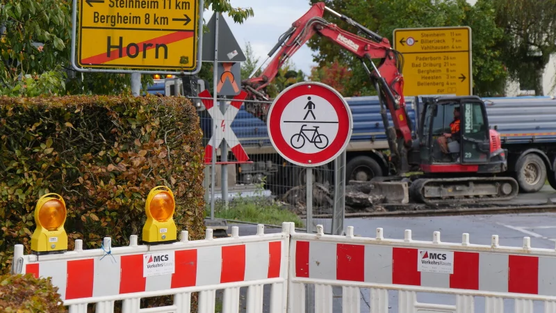 Der innerstädtische Teil der Steinheimer Straße ist derzeit gesperrt. Nun ist auch der Bahnübergang zu. Wer vom Hessenring kommt, muss umdrehen. - © Jost Wolf