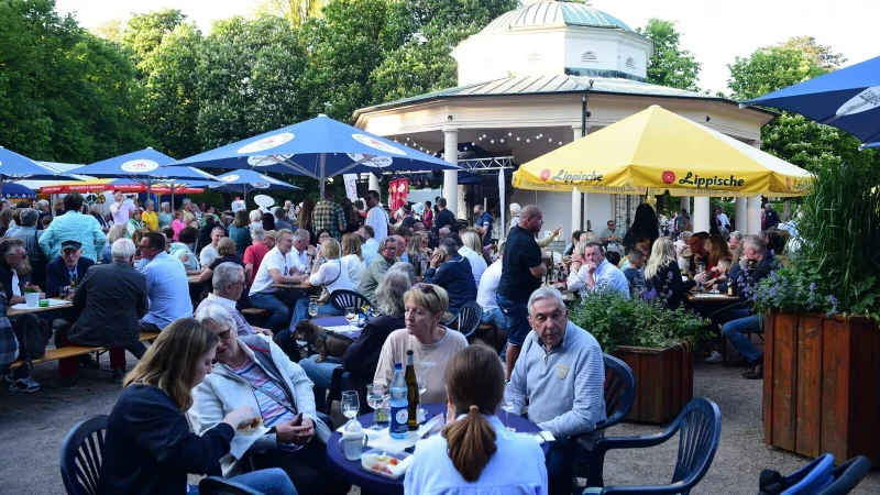 Rund um den Brunnentempel in Bad Meinberg werden ab kommenden Donnerstag wieder Rot- und Wei&szlig;weine aus deutschen Anbaugebieten ausgeschenkt. - &copy; Fotoarchiv: Nicole Ellerbrake