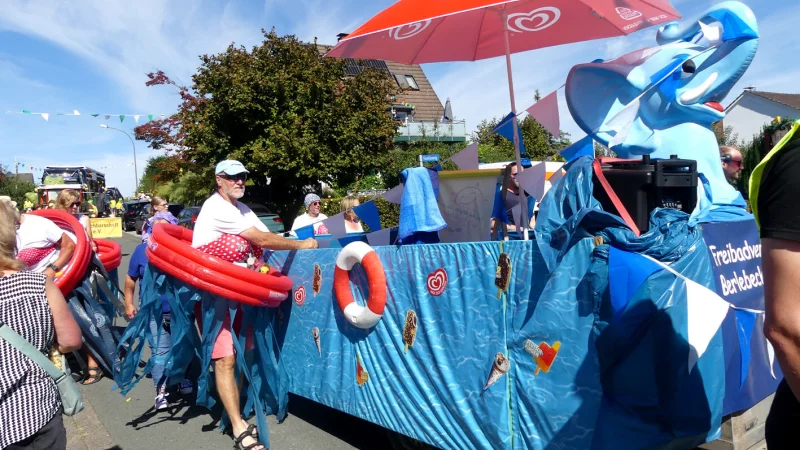 Der Freibadverein Berlebeck-Heiligenkirchen machte beste Werbung f&uuml;r sich. - &copy; Rudi Rudolph