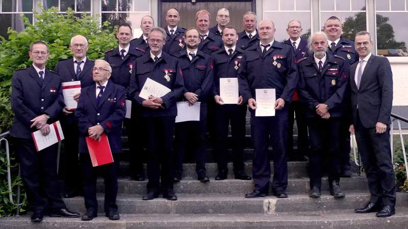 Bürgermeister Jörg Bierwirth (rechts) und Wehrführer Mike Mundhenke (2. von rechts) freuen sich mit den ausgezeichneten und beförderten Kameraden. - © Rudi Rudolph