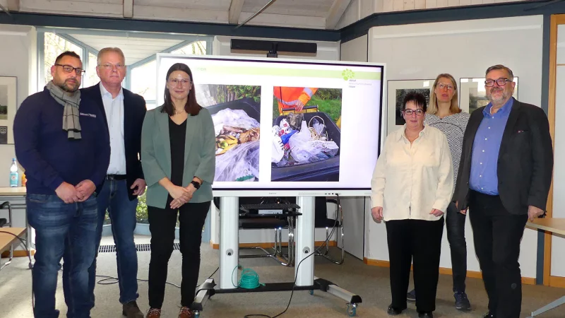 Beim Pressegespr&auml;ch am Kompostwerk in Lemgo: Marcus Beckmann, Niederlassungsleiter von Remondis (von links), Jens U&szlig;ling, Gesch&auml;ftsf&uuml;hrer Remondis Ostwestfalen Lippe, Pressesprecherin von Remondis Lena Langenk&auml;mpfer, Teamleiterin der Abfallwirtschaft Detmold Anja Fricke, Klimaschutzmanagerin Henrike Sieker und
Ulrich Schlotthauer, Gesch&auml;ftsf&uuml;hrer Abfallbeseitigungsgesellschaft Lippe. - &copy; Rudi Rudolf