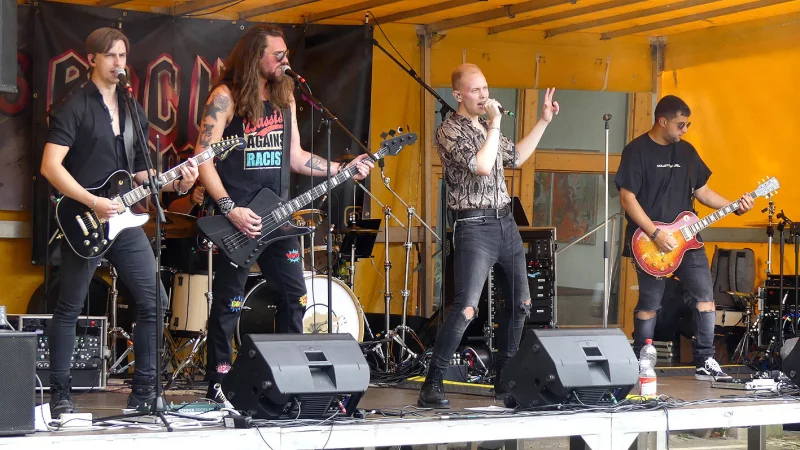 Die Jungs von „Ricky Shindig“ ließen Bühne und Marktplatz beben. - © Rudi Rudolph