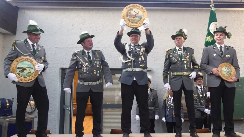 Jetzt ist es raus: Sascha Sch&ouml;nhoff (Mitte) ist der neue Sch&uuml;tzenk&ouml;nig in Barntrup. Mit dabei (von links) Kronprinz Christian Drewes, Schie&szlig;wart Mario Schreck, Oberst Matthias Drewes und Jungsch&uuml;tzenk&ouml;nig Ole Heyna. - &copy; Rudi Rudolph