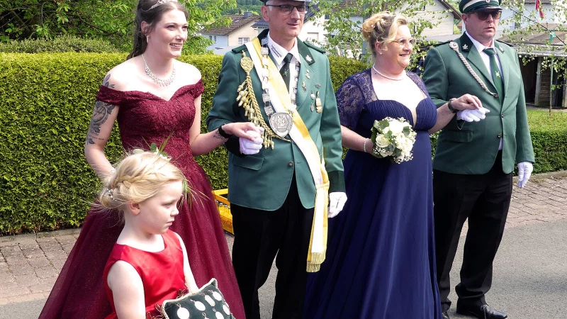 Das Königspaar Ingo und Jessica Lohöfer (links) mit seinem Hofstaat Ralf Ohlmeier und Sonja Reitemeyer. - © Rudi Rudolph