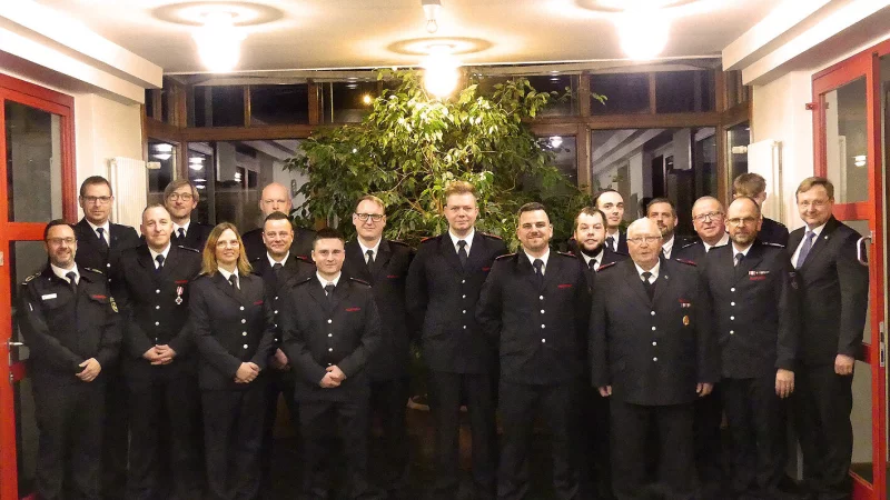 Die Bef&ouml;rderten und Geehrten der Feuerwehr Augustdorf mit (von links) dem stellvertretenden Kreisbrandmeister Sascha Medina, dem stellvertretenden Wehrf&uuml;hrer Michael Pape sowie (von rechts) B&uuml;rgermeister Dr. Andreas Wulf und Wehrf&uuml;hrer Andreas Jakoby. - &copy; Rudi Rudolph