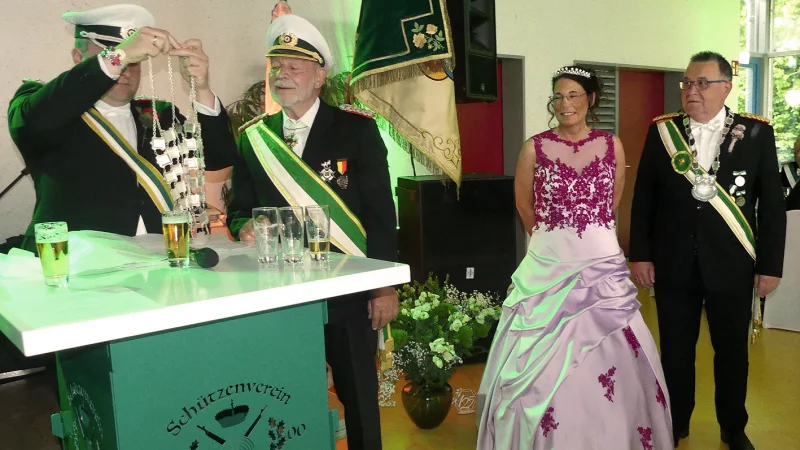 Lars Brakhage pr&auml;sentiert die alte K&ouml;nigskette, K&ouml;nig Dirk Detering hat die neue bereits umh&auml;ngen. - &copy; Rudi Rudolph