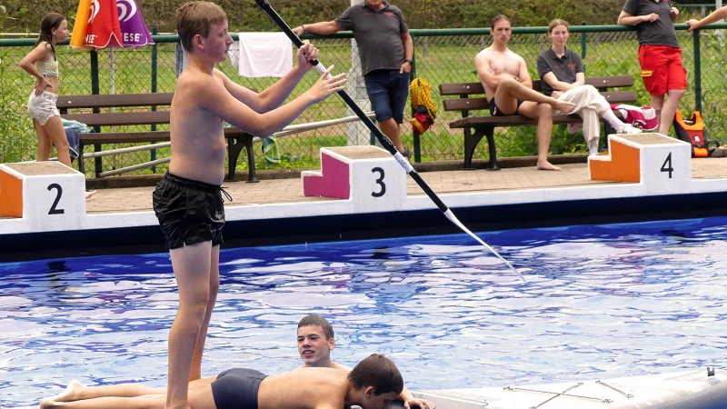 Die DLRG demontriert den Transport eines Ohnmächtigen auf einem Hardcoverboard. - © Rudi Rudolph