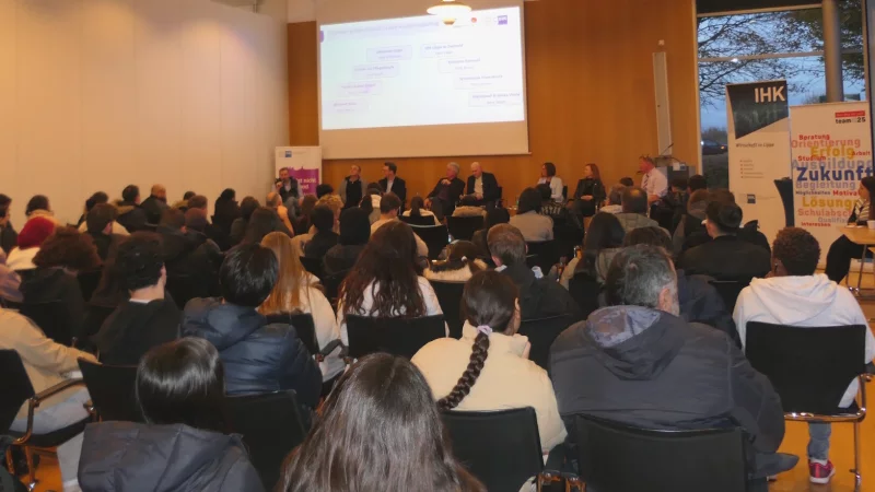 Viele Besucher verfolgen die Podiumsdiskussion. - © Jobcenter Lippe