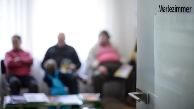 Alle Jahre wieder sind die Wartezimmer voll. Grippe und Co. schlagen in diesem Jahr allerdings früh zu. - © Sina Schuldt/dpa