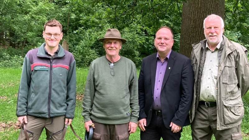 Spendenübergabe am Forsthaus: Förster Frederik Detels mit seinem Kleinen Münsterländer Onno, Sprecher Reinhard Heilig, Bürgermeister Christoph Dolle und der bisherige Förster Stephan Radeck. - © Stadt Blomberg