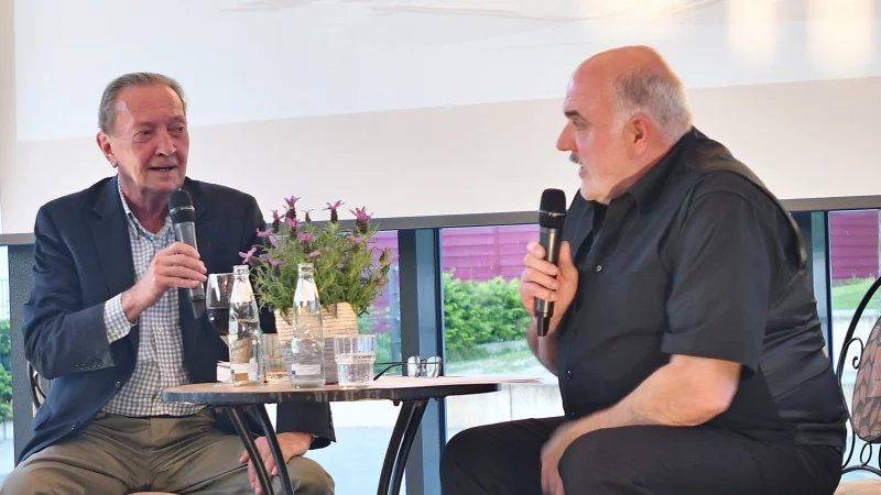 Die beiden haben es schon mal gemacht: Krimiautor Joachim H. Peters (rechts) hat vor gut einem Jahr in Oerlinghausen gemeinsam mit Bestsellerautor Martin Walker einen unterhaltsamen Abend bestritten. Nun treffen sie sich am Sonntag, 18. Mai, ab 18 Uhr im Kulturhaus Alte Meierei in Blomberg wieder. - © Archivfoto: Gunter Held