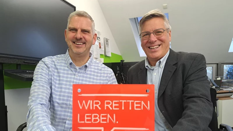 Stolz zeigen Maurice Weykamp, stellvertretender Oberstufenkoordinator (links), und Schulleiter Michael Hanke die Plakette der DKMS. - &copy; Carolin Brokmann-F&ouml;rster