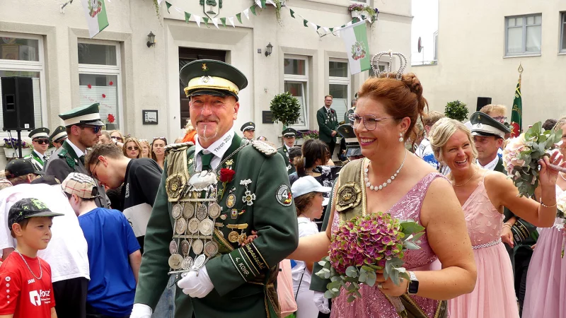 Schützenfest in Bösingfeld: König Torsten Dreier und Königin Diane Korbach nehmen die Reihen der Schützen ab. - © Rudi Rudolph