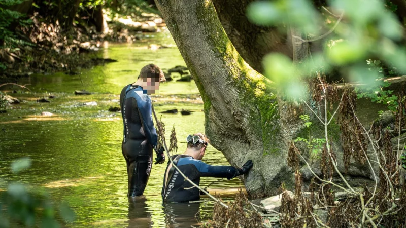 Taucher der Feuerwehr Lemgo suchen am Freitag vergeblich nach der Schusswaffe. - © Fretag TV